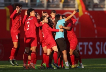 Huỳnh Như gây xúc động dù không ra sân ở trận gặp Đức