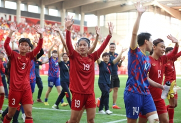 VIDEO: ĐT nữ Việt Nam tri ân khán giả sau trận đấu đáng khen trước ĐT nữ Đức