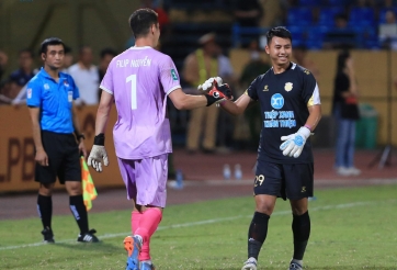 Thủ môn Đức Dũng (Nam Định): Đi dạy thêm thỏa đam mê và làm shipper để kiếm sống