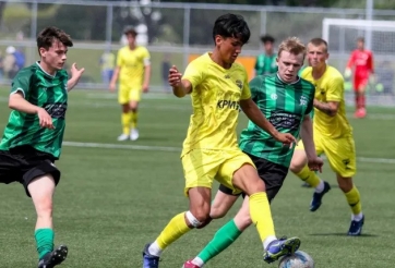 Gia đình một cầu thủ Việt kiều mới toanh bất ngờ tới sân tập của Việt Nam