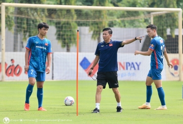 VIDEO: U23 Việt Nam đón vị khách 'đặc biệt' ngay trên sân tập