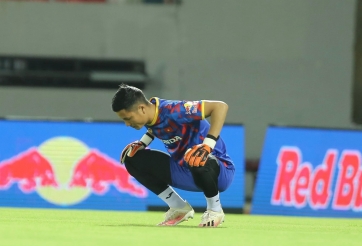 Thủ môn ĐT Việt Nam nhận lời khen dù để thua trên sân khách