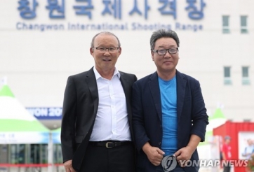 Chuyên gia Hàn Quốc nói gì khi lặng lẽ ra về sớm ở lễ vinh danh?