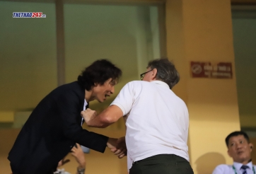 HLV Gong Oh Kyun gây sốt trong ngày HLV Troussier góp mặt