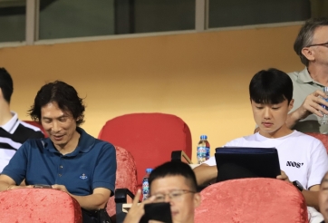 Trợ lý hot boy của HLV Gong Oh Kyun bất ngờ gây sốt