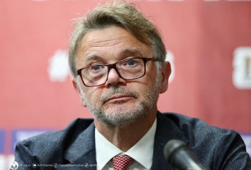 HLV Troussier 'không biết lý giải thế nào' trước hành động bất ngờ của học trò