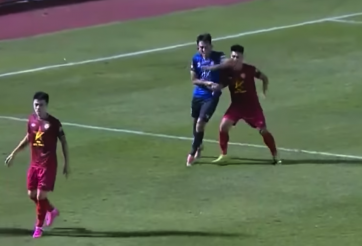 VIDEO: Hậu vệ V-League gây phẫn nộ dư luận với pha đánh nguội lộ liễu