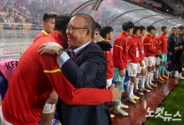 Chuyên gia châu Á đặt HLV Park Hang Seo và HLV ĐT Hàn Quốc 'lên bàn cân'