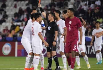 CĐV Indonesia phản ứng dữ dội sau trận thua tranh cãi