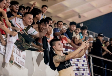 Quang Hải ghi điểm với hành động đẹp