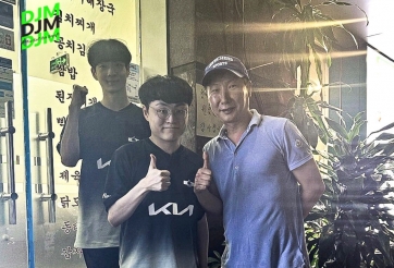 HLV Kim Sang Sik có cuộc gặp gỡ đặc biệt