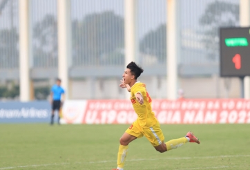 Đàn em Quang Hải ghi bàn 'không tưởng' từ 60m để vô địch U19 Quốc gia