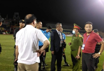 Trọng tài V-League mắc sai lầm, cần cảnh sát hộ tống rời sân
