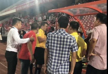 CĐV 'phun mưa' vào trọng tài, CLB Hải Phòng sắp nhận án phạt nặng?