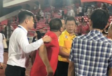 NÓNG: Đã có án phạt cho CĐV Hải Phòng nhổ nước bọt vào mặt trọng tài