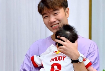 Xuân Trường lần đầu khoe con gái, CĐV 'đổ gục' vì quá dễ thương
