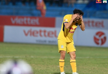 HLV Kiatisak phản ứng gì khi Văn Toàn 'từ chối' ghi bàn cho HAGL?