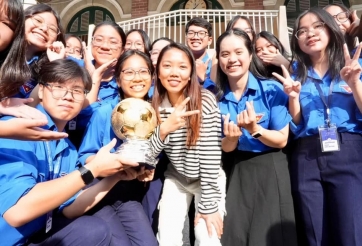 Huỳnh Như tiếp tục 'gây sốt' sau kỷ lục nhận QBV Việt Nam