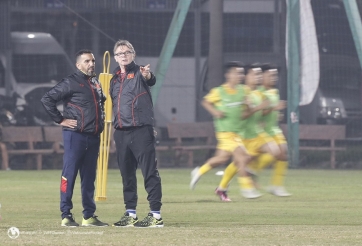 HLV Troussier làm điều chưa từng có ở buổi tập đầu tiên của U23 Việt Nam