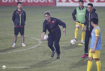 HLV Philippe Troussier bất ngờ 'nhắc nhở' phóng viên sau ngày nhậm chức