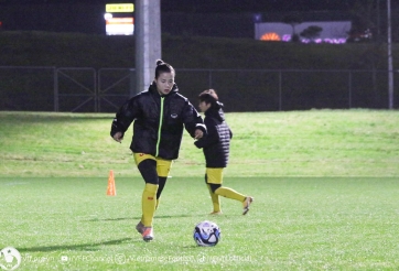 ĐT nữ Việt Nam tập dưới mưa, HLV Mai Đức Chung nhắc nhở về trận thua