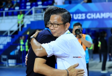 HLV Hoàng Anh Tuấn bất ngờ nhận quà 'đặc biệt'