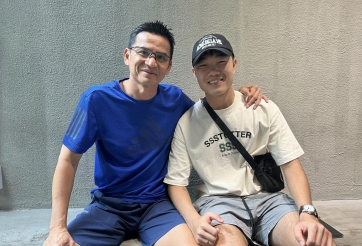 Lương Xuân Trường tặng quà HLV Kiatisak