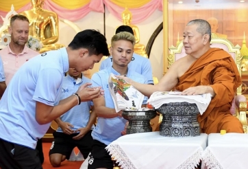 ĐT Thái Lan được sư thầy ban 'bùa phép', chỉ cách thắng Trung Quốc