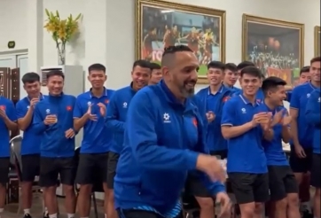 Trợ lý HLV Troussier trổ tài khiến ĐT Việt Nam 'tròn mắt'