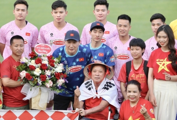 ĐT Việt Nam 'nhận quà'