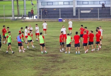 Indonesia bị đối thủ phàn nàn vì cho tập sân xấu