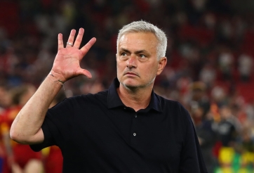 HLV Jose Mourinho 'cay cú' sau khi lỡ chức thuyền trưởng Bồ Đào Nha