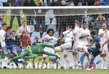 Thủ môn vĩ đại bậc nhất Champions League bất ngờ sang Anh...đua trụ hạng