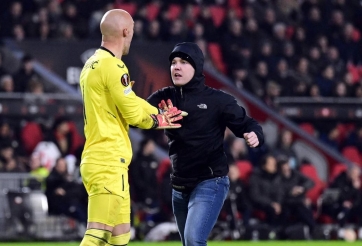 Sao La Liga đánh nhau với khán giả ngay trên sân