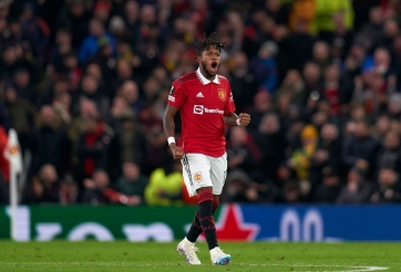 HLV Ten Hag ví Fred là con muỗi bám lấy Frenkie De Jong