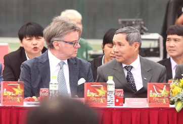 HLV Mai Đức Chung xúc động ở Lễ rước cúp Vàng World Cup