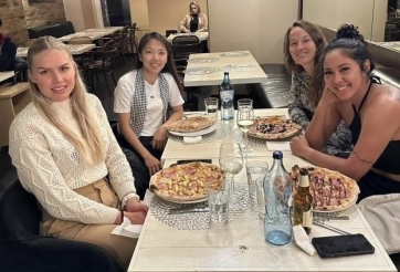 Huỳnh Như làm điều đặc biệt trong bữa ăn với đồng đội Lank FC