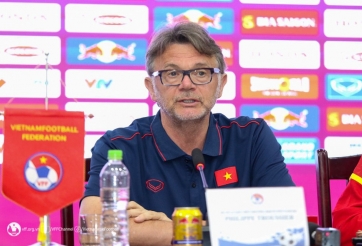 HLV Troussier: ‘4 tháng, V-League đá được 4 trận thì ở châu Âu đá được 40 trận’