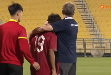 ‘Trò cưng’ bầu Đức sút hỏng pen, HLV Troussier có hành động đặc biệt