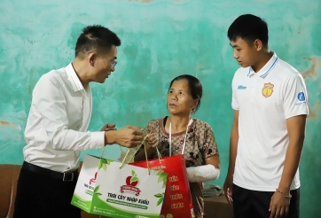 Nghĩa cử cao đẹp của 'đại gia V-League' với CĐV gặp tai nạn