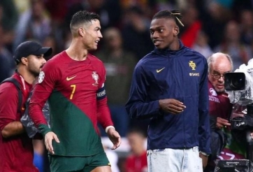 CĐV MU 'dậy sóng' vì hành động của đồng đội Ronaldo