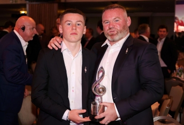 MU ký hợp đồng với con trai Rooney