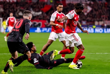 Arsenal bị chỉ trích vì quả phạt đền