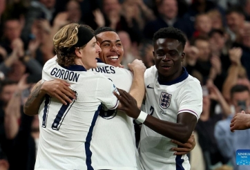 Ngôi sao ĐT Anh phản ứng khi bị Rooney chỉ trích