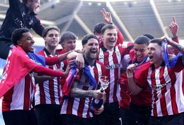 Đội bóng Anh thăng hạng sau 65 năm chờ đợi