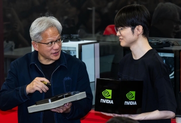 CEO Nvidia Jensen Huang gây sốt khi giao lưu cùng Faker và dàn sao T1