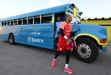 Curaçao gây sốt với màn di chuyển bằng xe buýt không cửa sổ trước World Cup 2026