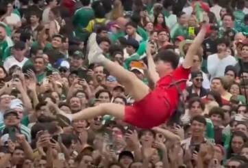 CĐV Hàn Quốc bị 'cuốn' vào biển người Mexico: Tình bạn World Cup khép lại bằng trận cầu nghẹt thở