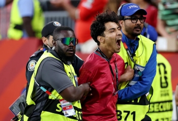 CĐV quá khích lao vào khu vực kỹ thuật để tiếp cận Ronaldo