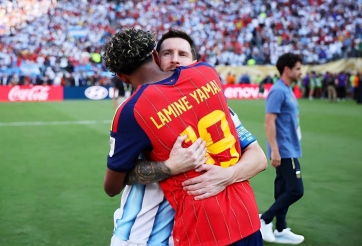 Yamal ôm Messi sau chung kết: Cái kết đẹp cho cuộc gặp định mệnh